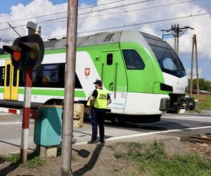 Kierowcy łamią przepisy, więc PKP chciało zamknąć rogatki w Ołtarzewie. Nie wyszło! 