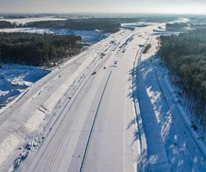 Autostrada A2 do Siedlec z lotu ptaka w ziomowej scenerii 