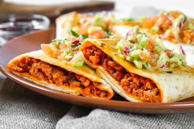 Zamiast stać przy garach, wrzuć do piekarnika. Prosty sposób na przepyszne burritos