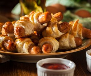 Mini hot dogi w cieście francuskim: przepis na szybką imprezową przekąskę