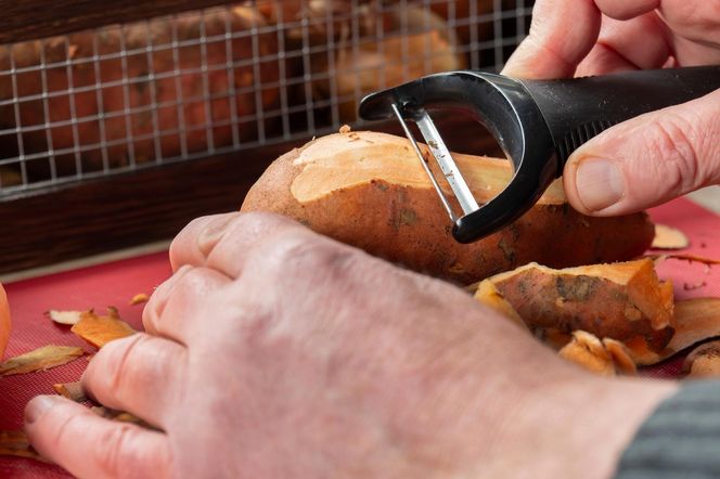 Gotowa w 5 minut, a smak jak z restauracji. Wypróbuj surówkę z batatów i awokado