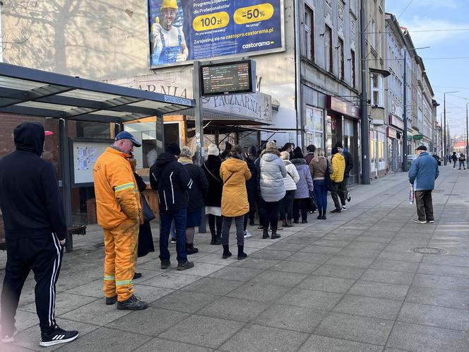 Kolejki przed pączkarniami w Gorzowie.