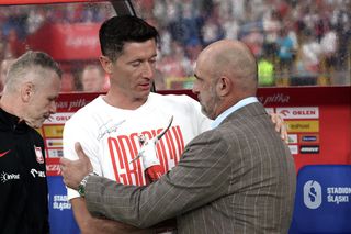 Odpicowany w ulicznym stylu wczesnych lat 90-tych Robert Lewandowski wparował na ławkę rezerwowych na mecz Polska – Mołdawia. Spójrzcie na napis na koszulce [GALERIA]