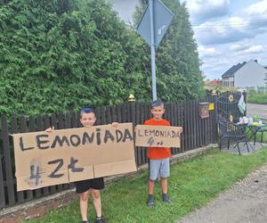 Młodzi tarnogórzanie sprzedają lemoniadę