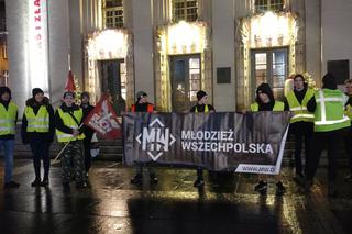 Narodowcy manifestują w Katowicach w obronie węgla. Przyszło kilkanaście osób... [ZDJĘCIA, AUDIO]