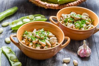 Pasta z bobu do chleba - jak zrobić? Łatwy przepis!