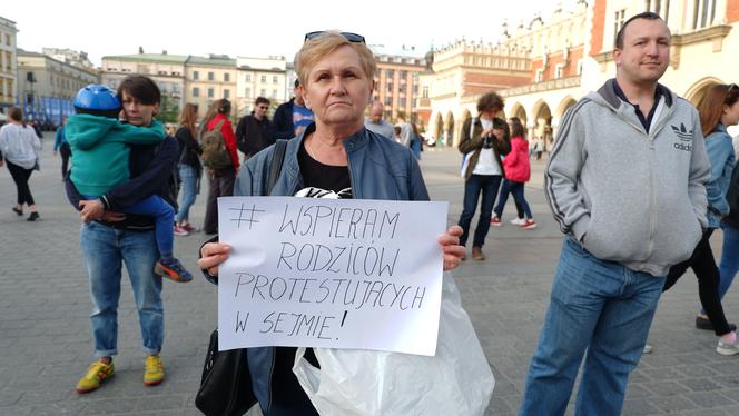 Manifestacja poparcia dla protestujących w Sejmie