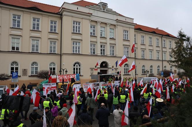 Protest rolników 20 marca przed Lubelskim Urzędem Wojewódzkim w Lublinie