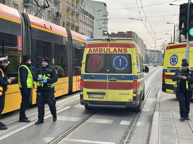 Weszła na czerwonym świetle wprost pod tramwaj. Tragiczny finał wypadku w Warszawie. Nie żyje 42-letnia kobieta