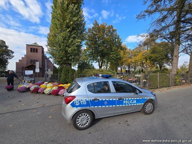 Wrocławska policja apeluje przed Uroczystością Wszystkich Świętych. "Nie zapominajmy o bezpieczeństwie"