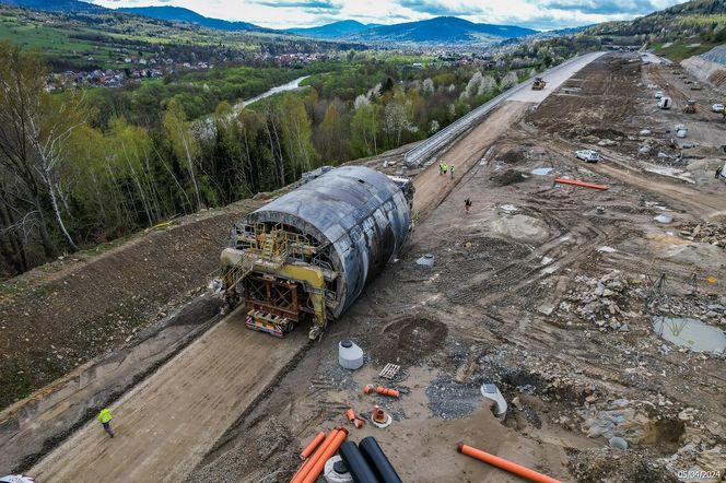 Obejście Węgierskiej Górki, na plac budowy dotarła obudowa kolejnego tunelu