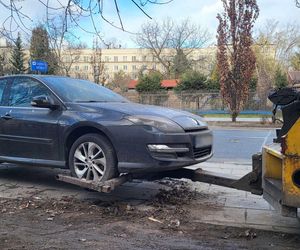 Samochód porzucony na chodniku przy ul. Odyńca 