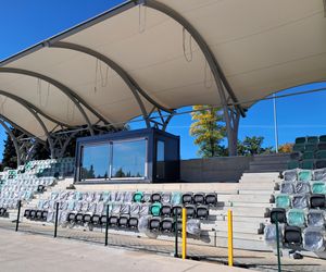 Budowa stadionu w Starachowicach. Na murawie już zielono