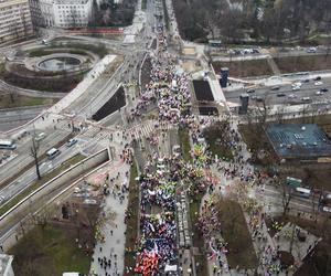 Niespokojny protest rolników w Warszawie. Służby obrzucone puszkami po piwie i petardami