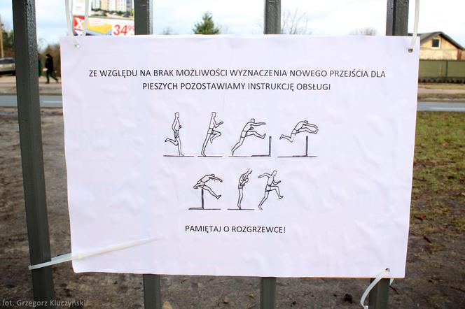 Oryginalna instrukcja obsługi na barierce na ul. Ku Słońcu