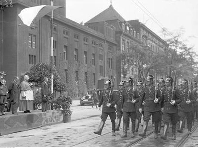 Uroczystości 3 Maja na starych fotografiach. Wielkie defilady i piękne stroje! [ZDJĘCIA]