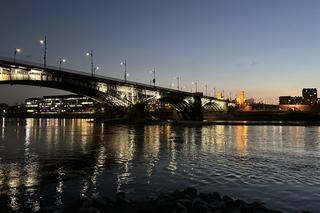 Nastolatek spadł z mostu Poniatowskiego. W akcji śmigłowiec LPR i łódź ratunkowa