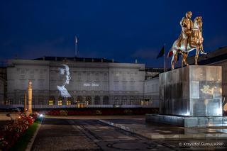 Wizerunek Elżbiety II na fasadzie Pałacu Prezydenckiego