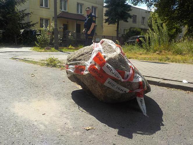 Bezpański głaz na środku jezdni