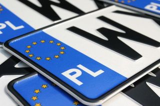 Kierowcy czekali 25 lat. Ministerstwo odpowiada: nie będzie tablic „na całe życie”