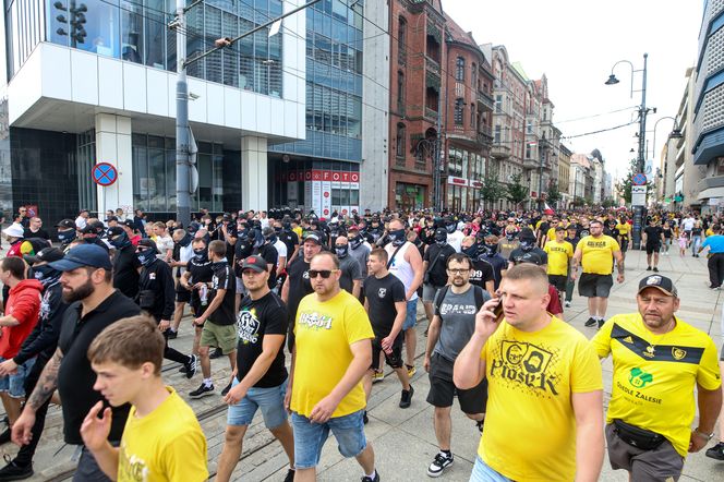 Protest przeciwko imigrantom.Tysiące kibiciów na ulicach Katowic