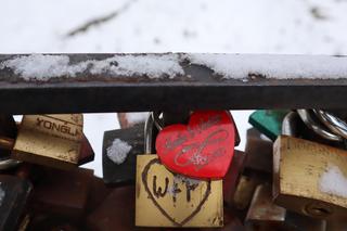Takie kłódki wiszą na mostku miłości w Lublinie