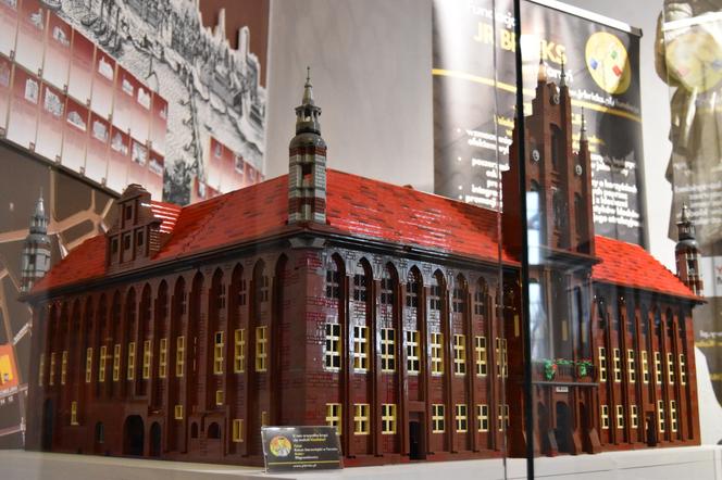 Ratusz Staromiejski z klocków lego. Muzeum Okręgowe w Toruniu prezentuje piękny eksponat