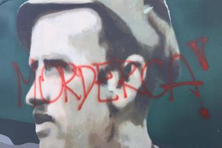 Gdańsk: Zniszczono mural Żołnierzy Wyklętych! Napis MORDERCA na portrecie majora Łupaszki [ZDJĘCIA]