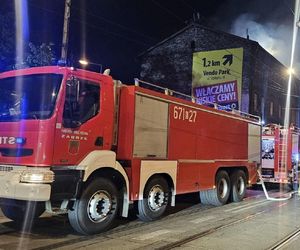 Pożar w Chorzowie: Policjanci uratowali mieszkańców i psa z płonącej kamienicy