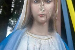 Zniszczona figura Matki Boskiej Niepokalanej we wsi Kościuki