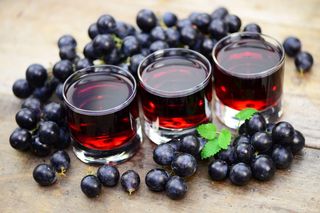 Nalewka z ciemnych winogron – prosty przepis na trunek, który zachwyca smakiem i aromatem