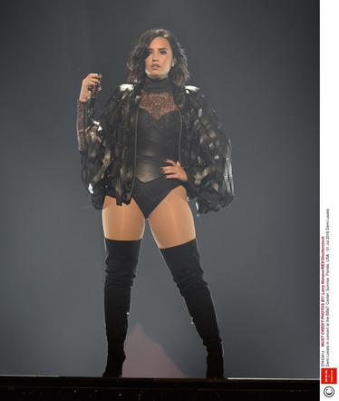 Demi Lovato w stringach na scenie