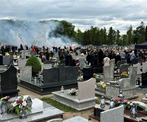 Morderstwo w Mławie. Grób 16-letniej Mai utonął w białych kwiatach
