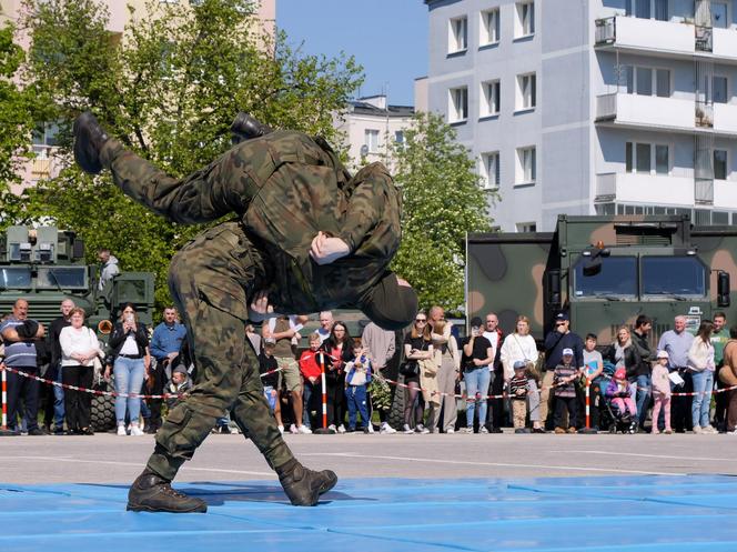 Ponad stu żołnierzy na Placu Solidarności w Olsztynie. Złożyli uroczystą przysięgę [ZDJĘCIA]