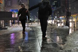 Gołoledź w Warszawie. Chodniki pokryły się lodem