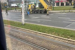  42-latek nie zamknął wywrotki i zniszczył bramownicę. Dostał ogromny mandat [ZDJĘCIA].