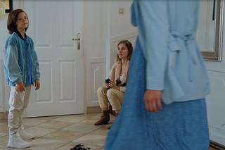 M jak miłość, odcinek 1678: Franka (Dominika Kachlik), Adam (Liam Culbreth), Marta Lewicka (Natalia Sikora)