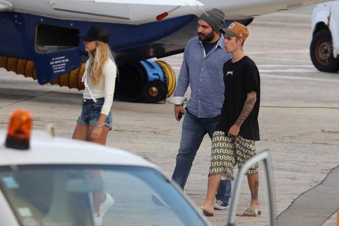Justin Bieber i Hailey Baldwin na lotnisku