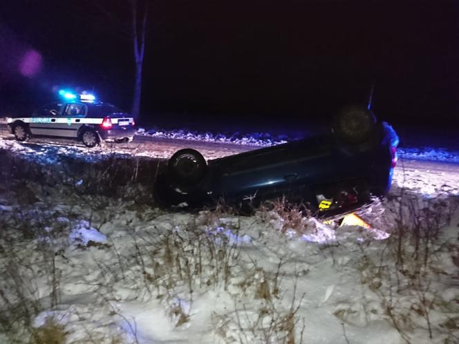 Trzcianne - Mońki. 41-letnia kierująca renault wyprzedzając pojazd na prostym odcinku drogi straciła panowanie nad pojazdem i dachowała