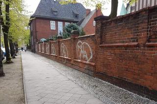 Wandale pomazali sprejami mur wokół kościoła na Łazarzu