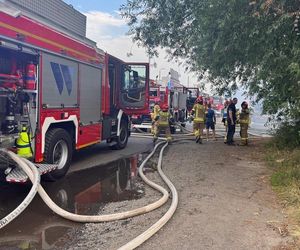 Potężny pożar w Żorach. Seria wybuchów butli gazowych i ewakuacja mieszkańców. Zatrzymano jedną osobę