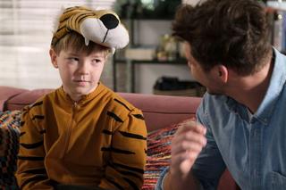 M jak miłość, odcinek 1802: Szymek (Staś Szczypiński), Marcin (Mikołaj Roznerski)