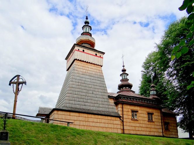 To jedna z najmniejszych małopolskich wsi. Kiedyś król Polski podarował ją biskupowi z Krakowa 