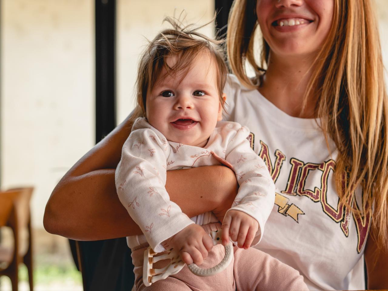 Jak nosić niemowlę? Podstawowe pozycje i zasady noszenia dziecka