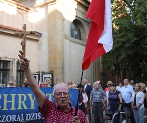 „Stop Obrażaniu Katolików”. Protest w Krakowie po inauguracji IO