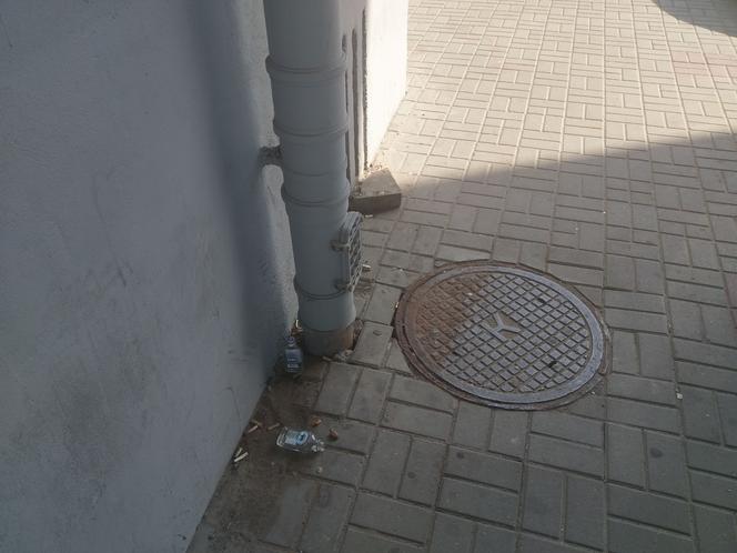 Rzeszów: Dworzec Lokalny za 20 milionów a obok szkło po alkoholu spadające na głowę 