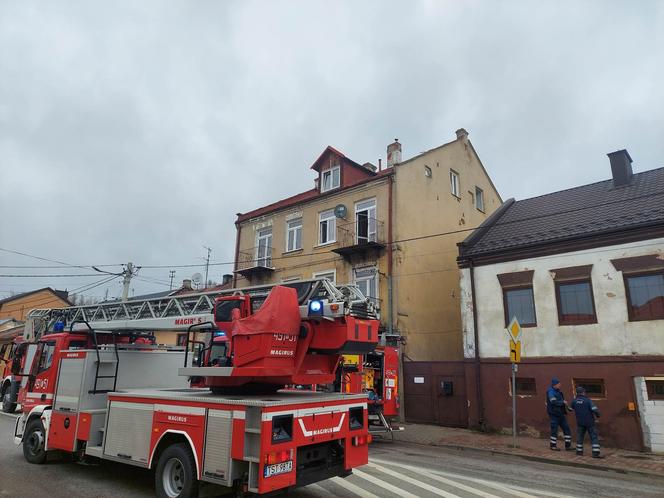 Pożar w kamienicy przy Iłżeckie w Starchowicach! W niedzielny poranek służby w akcji