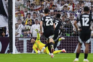Arsenal wyrzuca Real Madryt z Ligi Mistrzów! Kanonierzy lepsi na Santiago Bernabeu. Jakub Kiwior z historycznym awansem