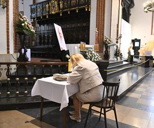 Warszawa żegna papieża Franciszka. Poruszające wpisy w Archikatedrze 