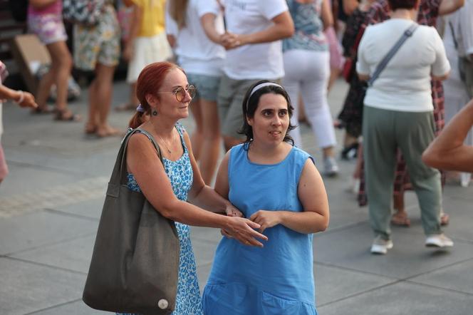 Potańcówka pod Teatrem Śląskim w Katowicach. Tłumy wręcz oszalały ZDJĘCIA